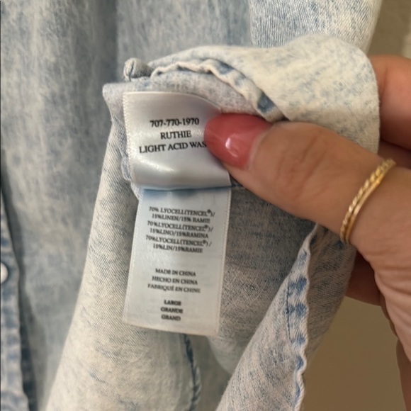 Women's Rails Ruthie Denim Ruffle Sleeve Top Acid Wash Chambray size large - Picture 6 of 8